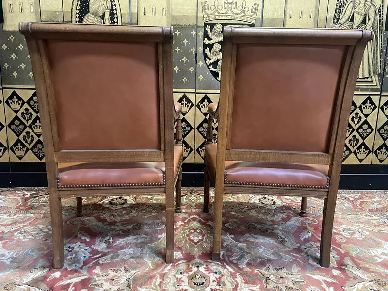 Paire de fauteuils de style Louis XVI en cuir
