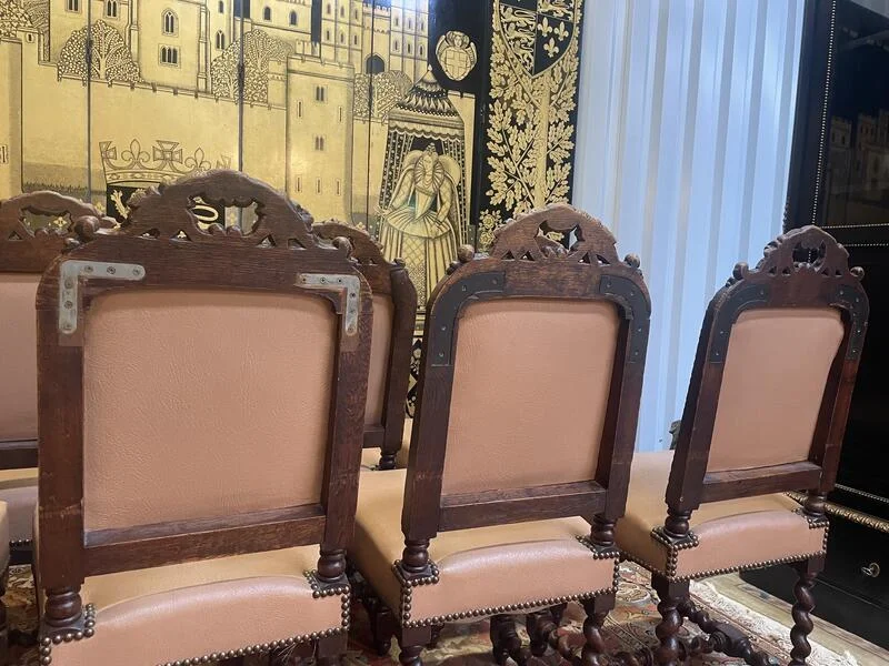 Suite de 11 chaises de style Louis XIII - Renaissance
