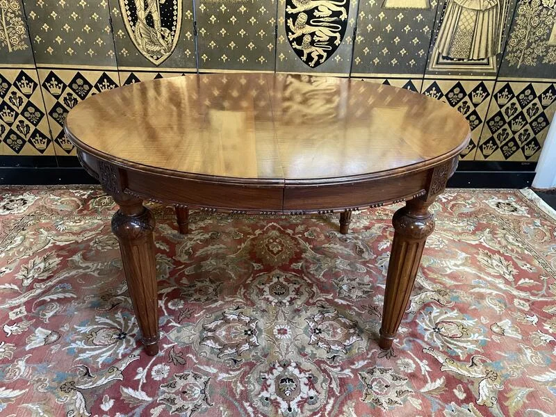 Table de salle à manger ovale de style Louis XVI