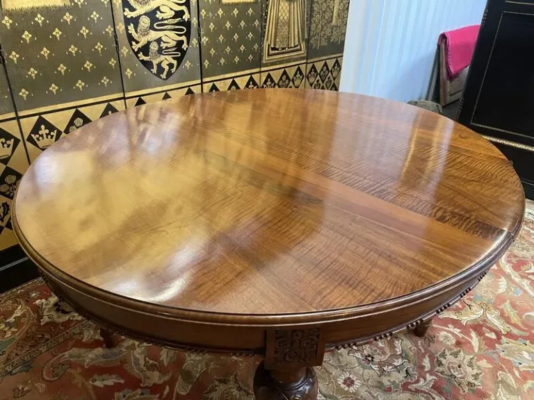 Table de salle à manger ovale de style Louis XVI