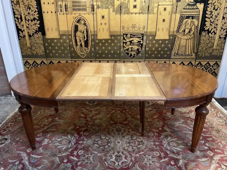 Table de salle à manger ovale de style Louis XVI