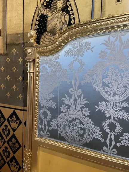 Lit de style Louis XVI en bois doré et soie