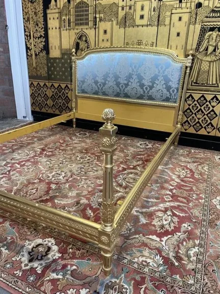 Lit de style Louis XVI en bois doré et soie