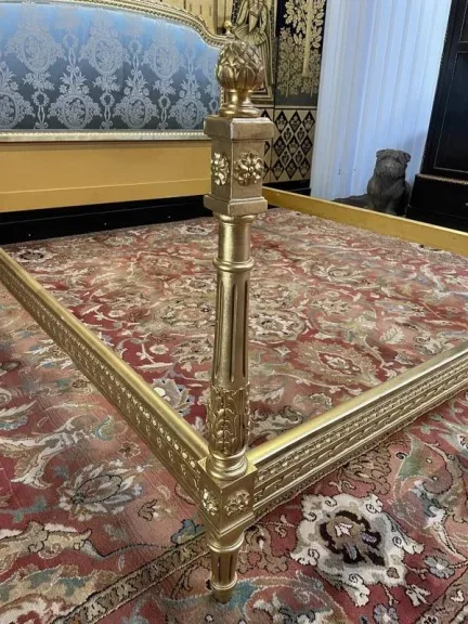 Lit de style Louis XVI en bois doré et soie