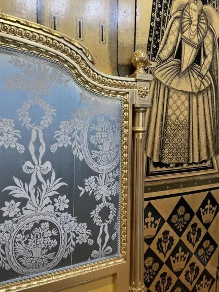 Lit de style Louis XVI en bois doré et soie