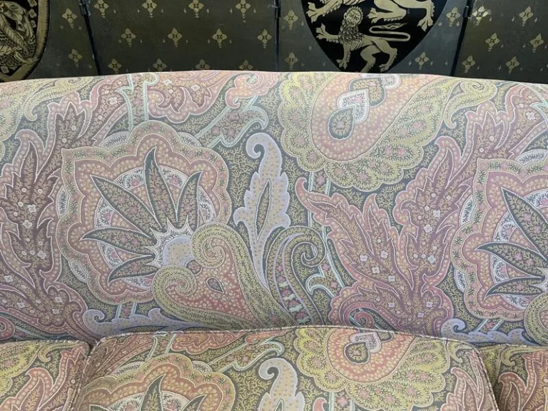 Napoleon III style curved toad sofa
