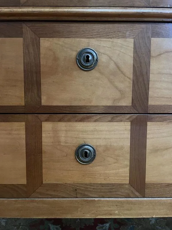 Commode d’époque Louis XVI en noyer et merisier Restaurée