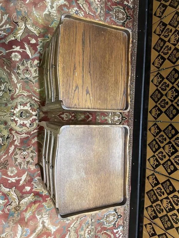 Paire de tables de chevets style Louis XV en chêne