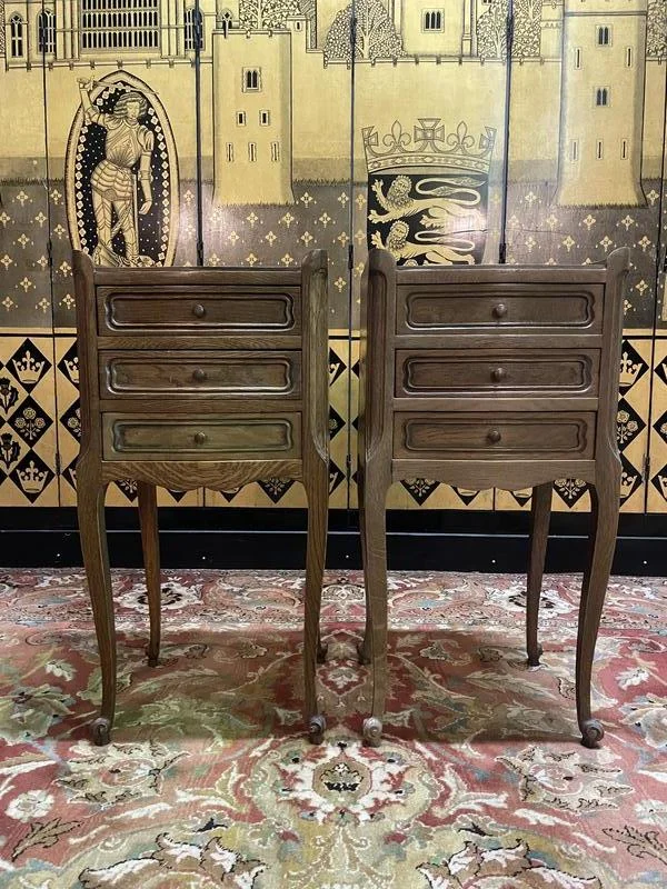 Paire de tables de chevets style Louis XV en chêne