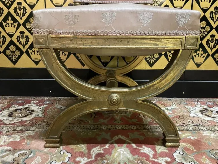 Chaise curule dorée