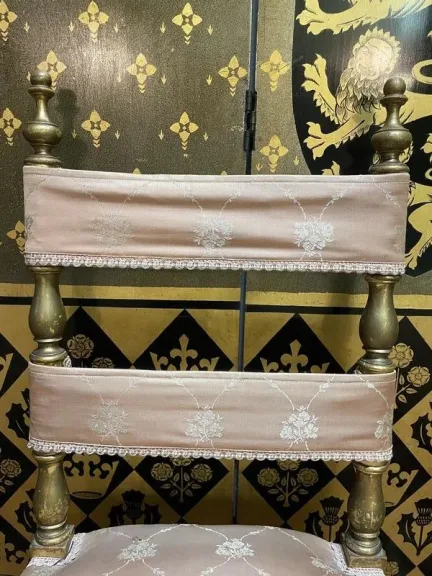 Chaise curule dorée