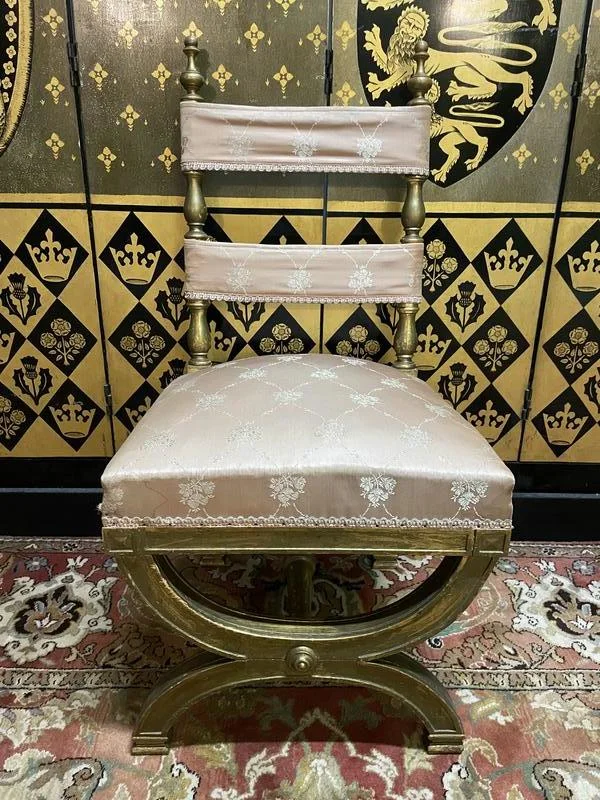 Chaise curule dorée