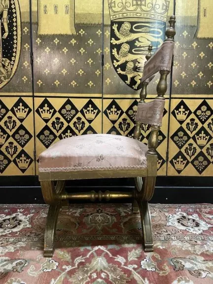 Chaise curule dorée