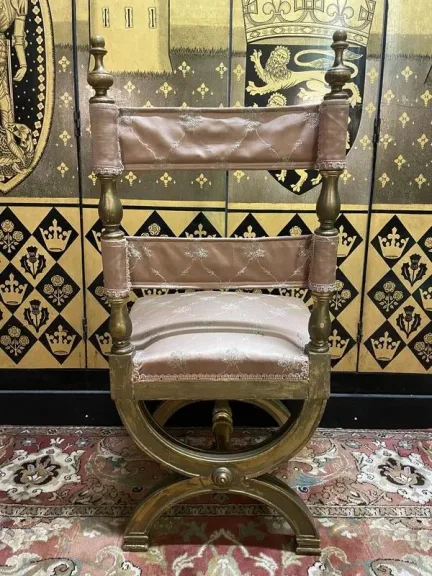 Chaise curule dorée