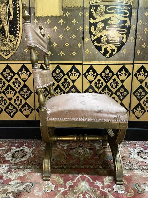 Chaise curule dorée