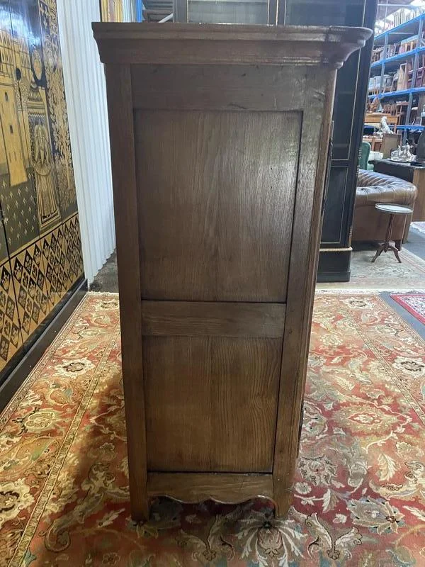 Armoire bassette époque Louis XV en chêne massif
