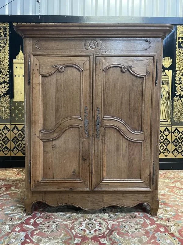 Armoire bassette époque Louis XV en chêne massif