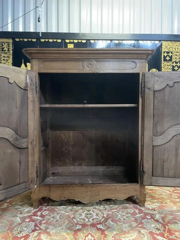 Armoire bassette époque Louis XV en chêne massif
