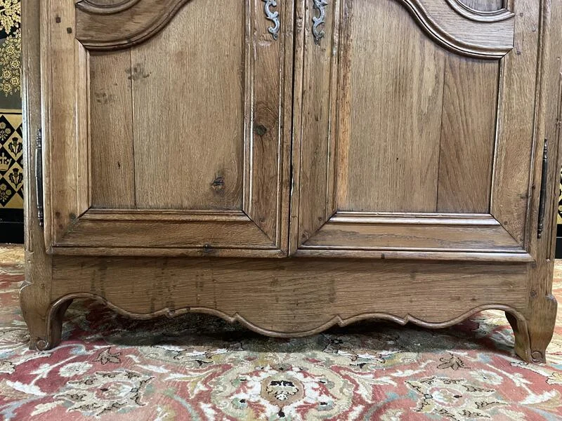 Armoire bassette époque Louis XV en chêne massif