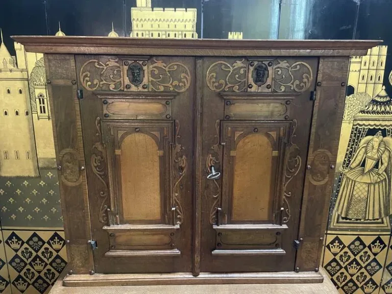 Buffet deux corps allemand en bois sculpté