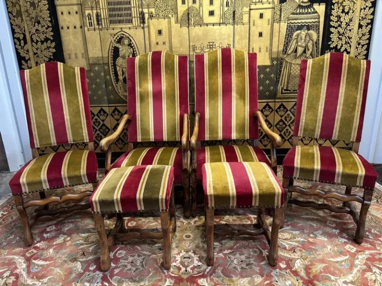 Paire de fauteuils , paire de chaises et poufs Louis XIII