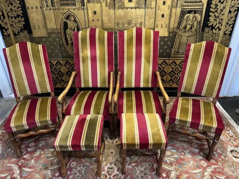 Paire de fauteuils , paire de chaises et poufs Louis XIII