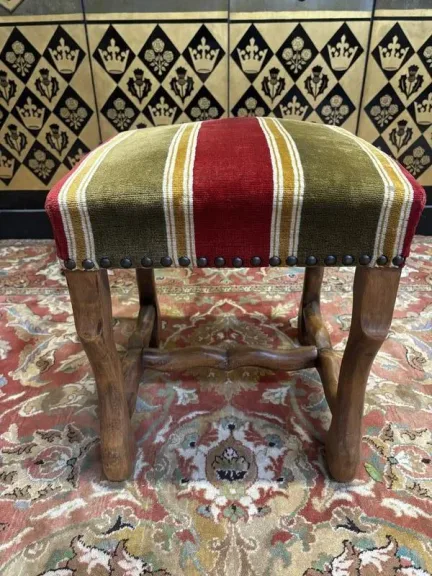 Paire de fauteuils , paire de chaises et poufs Louis XIII