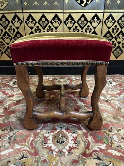 Paire de fauteuils , paire de chaises et poufs Louis XIII