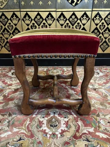 Paire de fauteuils , paire de chaises et poufs Louis XIII