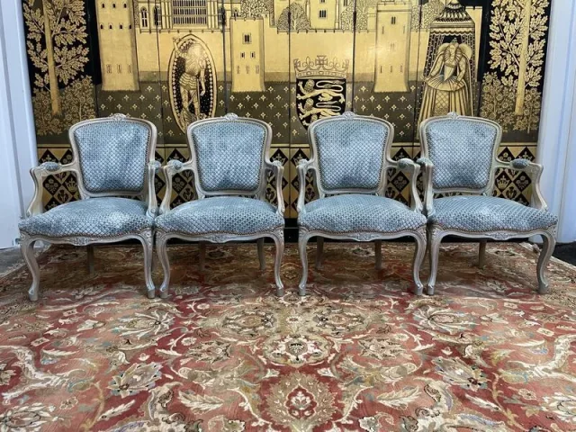 Suite de 4 fauteuils cabriolets de style Louis XV