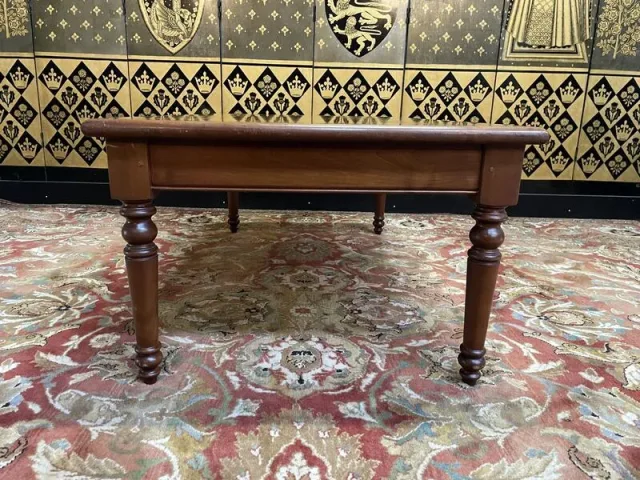 Table basse en merisier de style Louis Philippe