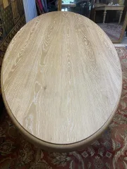 Table à manger ovale en chêne et pieds vases