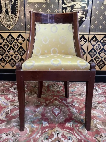 Suite de 6 chaises Gondoles Empire en acajou et soie jaune