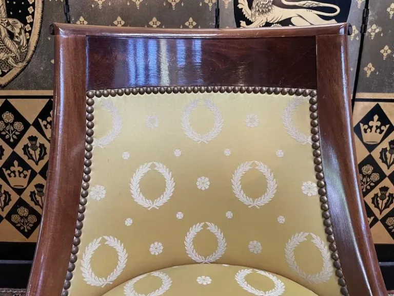 Suite de 6 chaises Gondoles Empire en acajou et soie jaune
