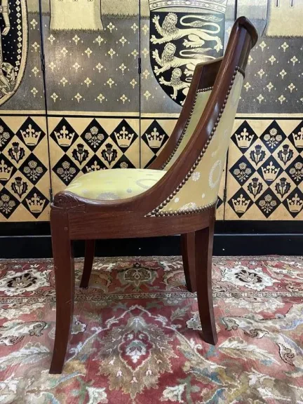Suite de 6 chaises Gondoles Empire en acajou et soie jaune