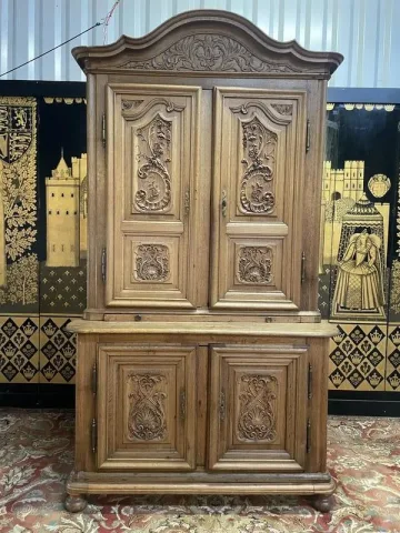 Buffet deux corps en chêne sculptée Renaissance