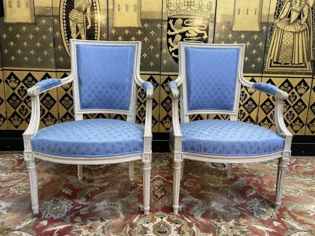Paire de fauteuils cabriolets de style Louis XVI