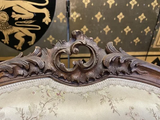 Paire de fauteuils bergères rocailles Louis XV