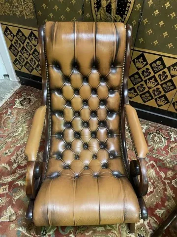 Paire de fauteuils Chesterfield anglais en cuir