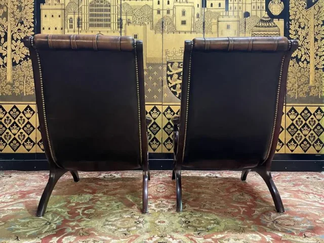 Paire de fauteuils Chesterfield anglais en cuir