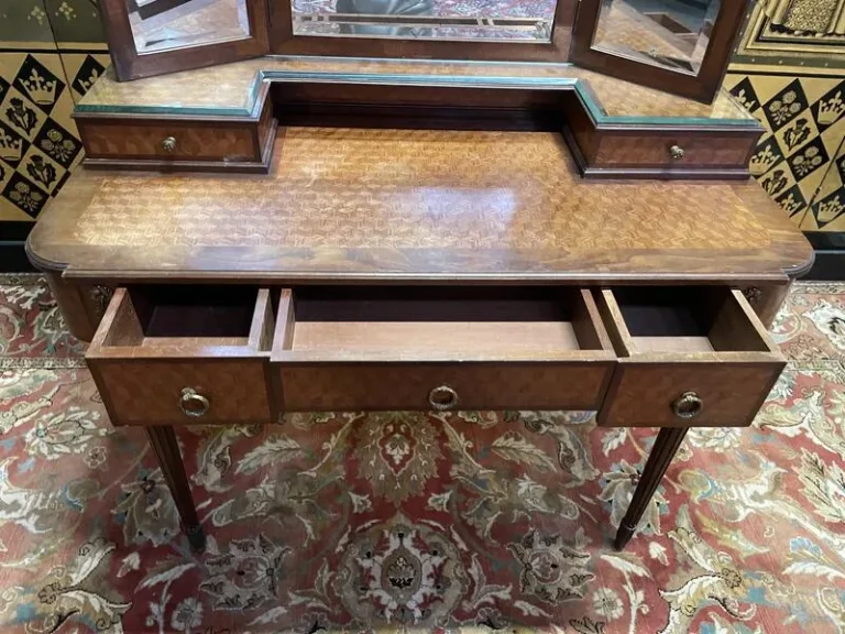 Coiffeuse de style Louis XVI en marqueterie