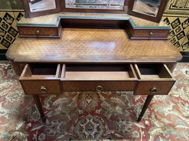 Coiffeuse de style Louis XVI en marqueterie