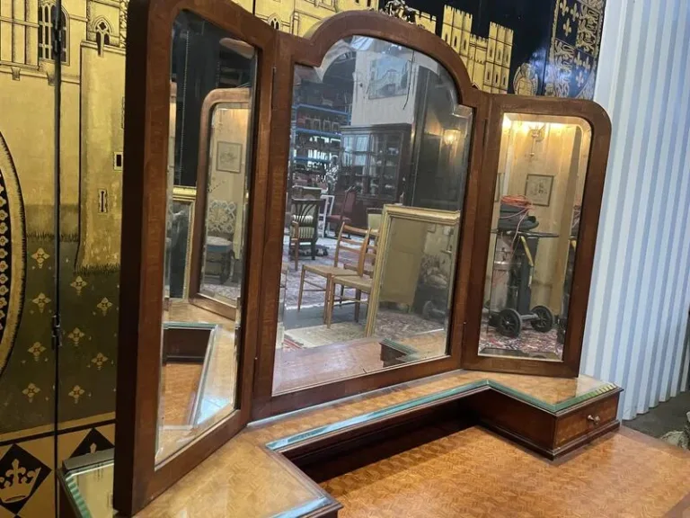Coiffeuse de style Louis XVI en marqueterie
