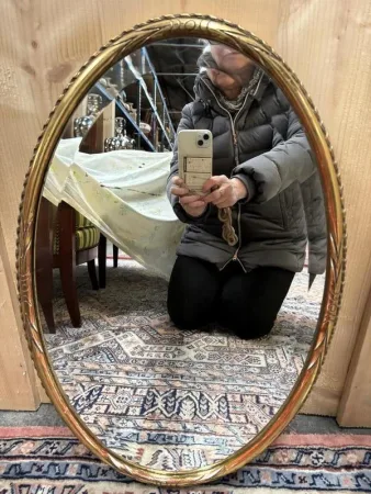 Oval mirror in gilded wood