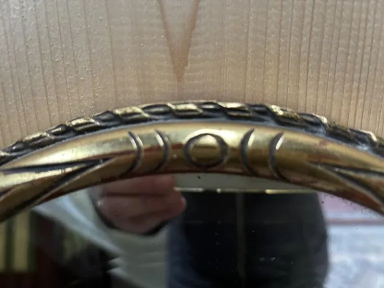 Oval mirror in gilded wood