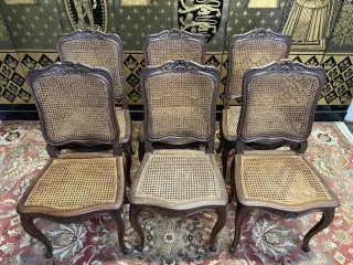 Suite de 6 chaises cannées style Louis XV en chêne