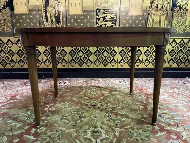 Table de salle à manger ovale de style Louis XVI. " André Jules"