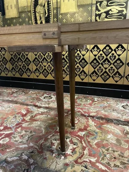Table de salle à manger ovale de style Louis XVI. " André Jules"