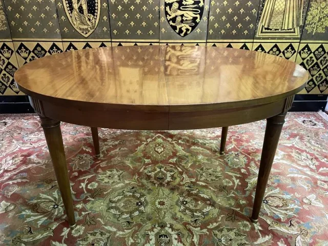 Table de salle à manger ovale de style Louis XVI. " André Jules"