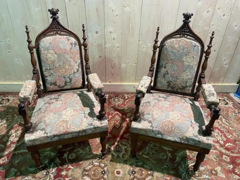 Paire de fauteuils de style Gothique